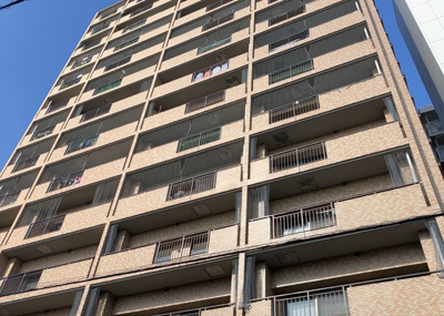 【その他共用部分】 | 朝日八王子マンション | 共用部分は、一棟の建物に住む区分所有者全員が共同で所有するとし、共用部分の管理、補修などは、区分所有者で形成される管理組合が行います。個人の判断で勝手に変更することはできませんので覚えておきましょう。