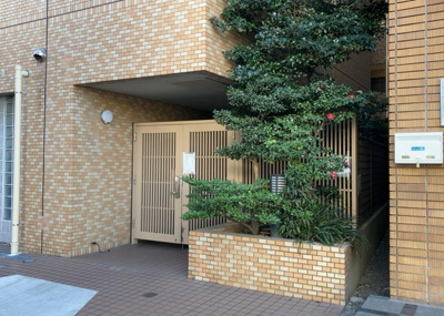 【外観】 | 朝日八王子マンション | 景色重視でお家選ぶをするとスーパーが遠い！学校が遠い！など生活をするうえで利便性で困ることもあります。まず一度現地を見学する際に、周辺の施設などがあるかを確認し、暮らし始めた後のことを想像しましょう。