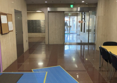 【外観】 | 朝日八王子マンション | 共用部分は、一棟の建物に住む区分所有者全員が共同で所有するとし、共用部分の管理、補修などは、区分所有者で形成される管理組合が行います。個人の判断で勝手に変更することはできませんので覚えておきましょう。