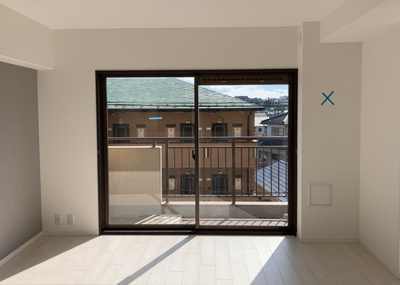 【外観】 | 朝日八王子マンション | 一般的なバルコニーは、奥行1.5ｍ程ですが、ワイルドバルコニーは2ｍまで広がっています。そのため洗濯物の間隔をあけ干すことができ、乾きやすいというメリットや、ガーデニングが楽しめる等の特徴があります。