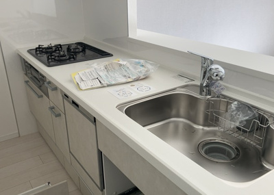 【展望】 | 朝日八王子マンション | 眺望の良さを楽しめるダイニングキッチンで家族団らんの時間を過ごしてはいかがでしょうか。バルコニーから見える景色を家族で眺める時間は、時間が経つのを忘れてしまいそうですね。是非、現地を見に行きましょう！