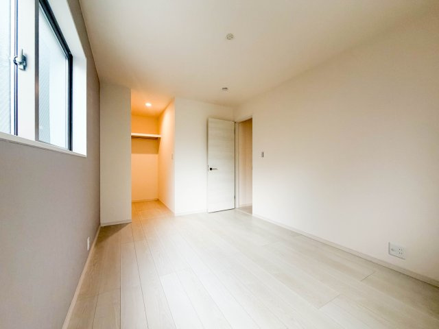 マイホームネクスト港区津金のその他|明るい洋室です