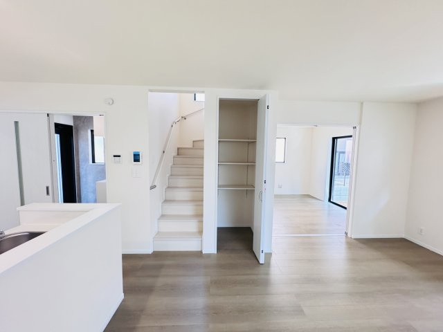 松戸市上本郷新築戸建【上本郷小学校：8分】の居間・リビング|家族の顔が見えるリビングイン階段・リビング収納