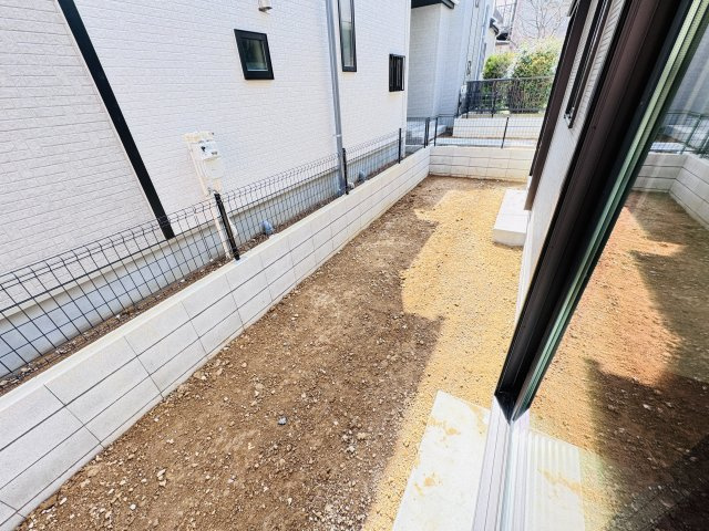 松戸市上本郷新築戸建【上本郷小学校：8分】の庭|南側隣地境界スペース