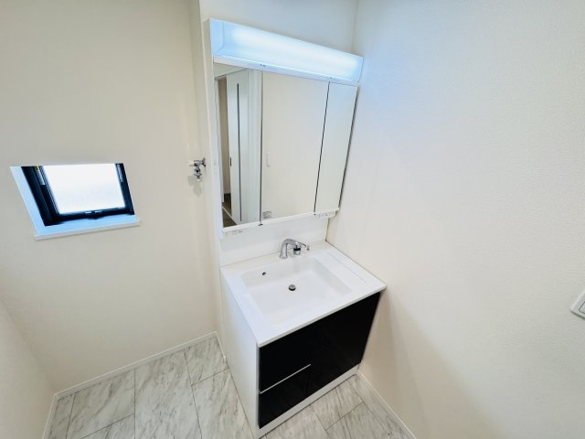 松戸市上本郷新築戸建【上本郷小学校：8分】の独立洗面台|シャワーヘッド付き三面鏡洗面化粧台