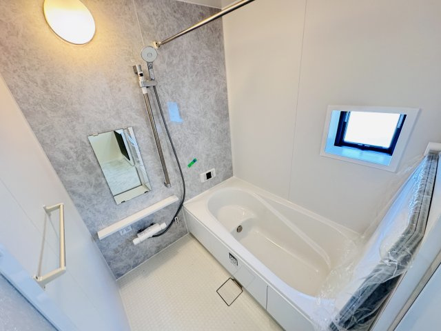 松戸市上本郷新築戸建【上本郷小学校：8分】の浴室|手元で水流切り替えシャワーヘッド・足を伸ばせる広々浴槽で毎日リラックス♪