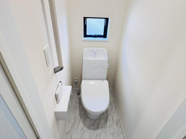 松戸市上本郷新築戸建【上本郷小学校：8分】のトイレ|温水洗浄暖房便座つきトイレ