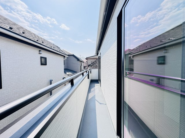 松戸市上本郷新築戸建【上本郷小学校：8分】のバルコニー|南向きワイドバルコニー・日当たり良好♪