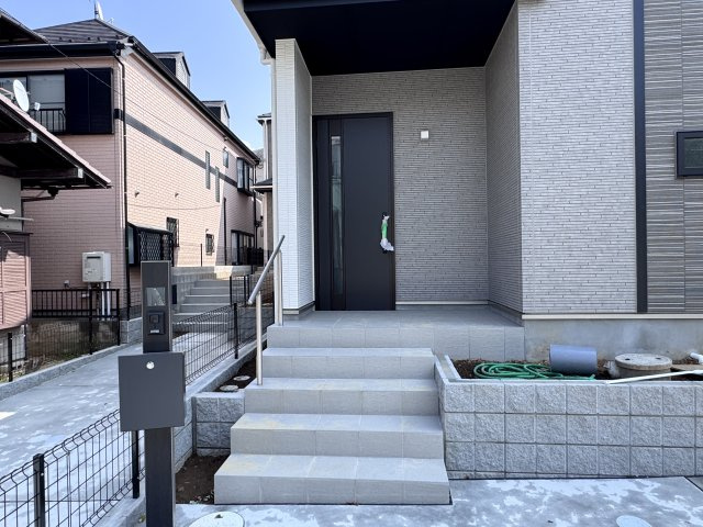 松戸市上本郷新築戸建【上本郷小学校：8分】のエントランス|エントランス・玄関ポーチ