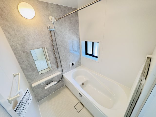 松戸市上本郷新築戸建【上本郷小学校：8分】の浴室|手元で水流切り替えシャワーヘッド・足を伸ばせる広々浴槽で毎日リラックス♪