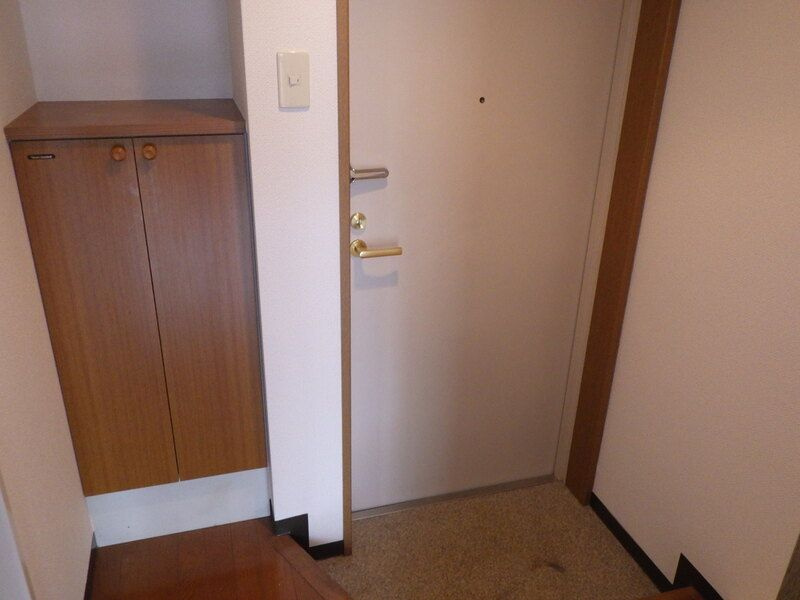 レーベンス八幡の玄関