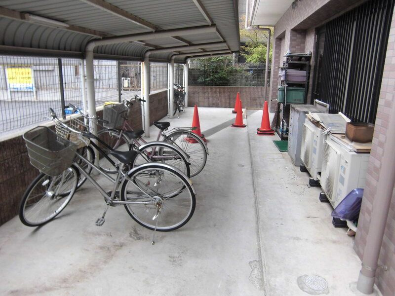 レーベンス八幡の駐車場