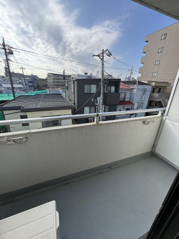 ライフイン玉川のバルコニー|暖かな日差しのふりそそぐバルコニー