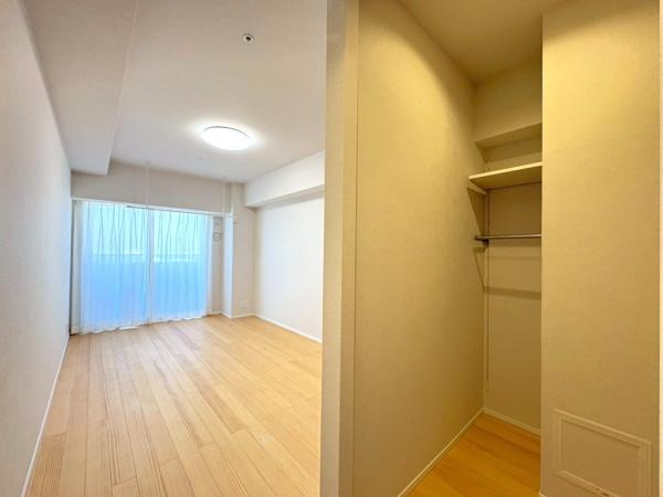 グローリオタワー横浜元町の寝室|行く時間をゆったりと感じることができる落ちついたプライベートルーム。リビングで楽しく過ごした後はゆっくりくつ過ぎろぐ時間を満喫できます。
