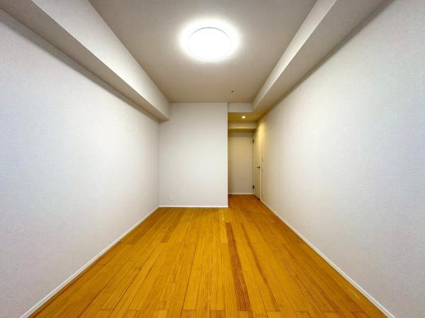 グローリオタワー横浜元町の洋室|一人ひとりの大切なプライベート空間。趣味・感性で個性的に飾って頂けるようシンプルに仕上げてあります。ゆとりある広さで、一人の時間をゆったりと過ごせる安らぐお部屋になるはずです。
