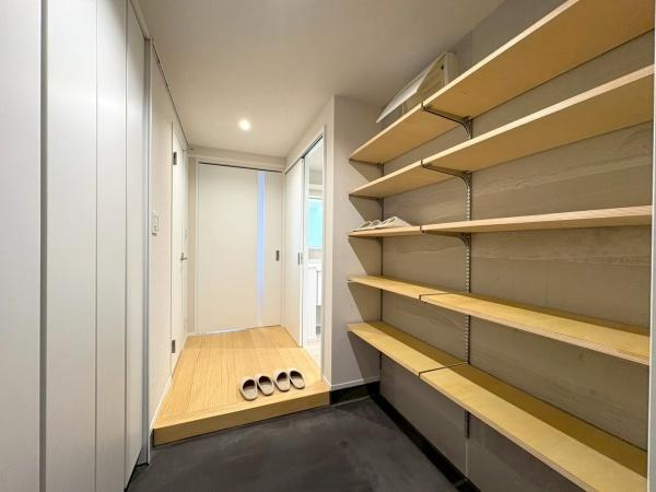 グローリオタワー横浜元町の玄関|気品あるデザイン性を持つ玄関は、住む方の満足感を満たすクオリティ。帰宅するご家族や、訪れる方を気持ちよく迎える・安らぎに満ちた生活空間を予感させてくれます。
