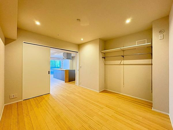 グローリオタワー横浜元町の子供部屋|全居室にはクローゼットを完備！普段使いのお洋服や小物はもちろん、季節物のお洋服などもしっかりと整理整頓おしまい頂けます。居室空間をより広く隅々までお使いいただけますね。
