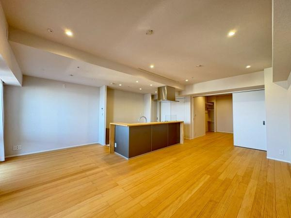 グローリオタワー横浜元町の居間・リビング|子供の笑い声やママとパパの楽しい会話、料理をする音や、テレビの音など当たり前の生活が送ることができる幸せ。そんな幸せをこの家で作り上げてみてはいかがですか。