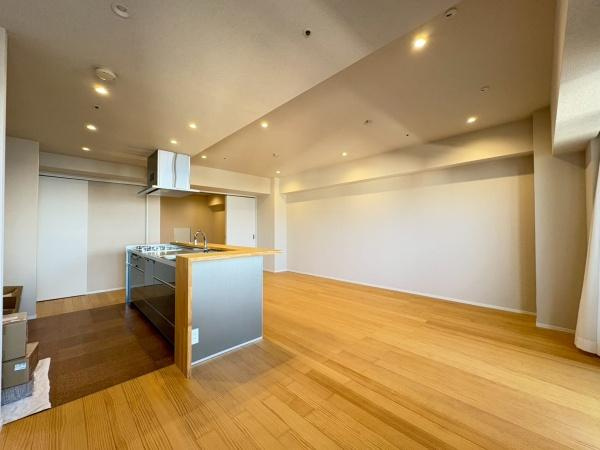 グローリオタワー横浜元町の居間・リビング|形の綺麗なリビングダイニングはお好きな家具を配置しても、余裕がありそうです。インテリアも想像しながらご見学されると、より一層楽しくなります。