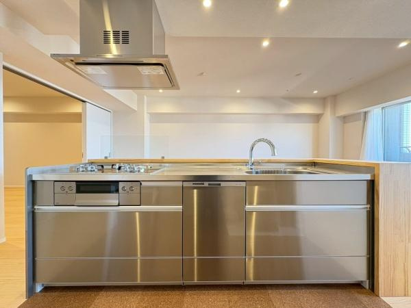 グローリオタワー横浜元町のキッチン|毎日使うキッチンだからこそ、食事の準備を楽しい時間に、忙しい時でもスムーズに無駄なく作業できる、お手入れも簡単にできるなど、毎日を楽しくするキッチンスペースに仕上げました。
