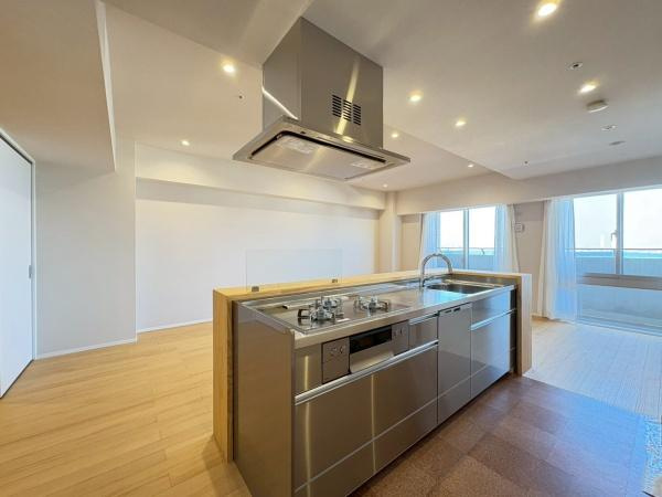 グローリオタワー横浜元町のキッチン|対面キッチンなら、料理や後片づけをしながらリビングにいる家族と会話したり、気配を感じることができます。特にお子様が小さいうちは、目が離せないので便利ですね
