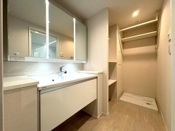 グローリオタワー横浜元町の独立洗面台|洗面台はいつも清潔にしておきたいですよね！シャワー付きのドレッサーには鏡の裏に収納スペースがありますので、化粧品やティッシュボックス、歯ブラシなどもスッキリ収まりますよ！
