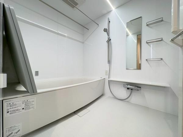 グローリオタワー横浜元町の浴室|「くつろぎの贅沢バスタイム」 ゆったり足を伸ばせる、広々としたお風呂空間  一日の疲れを癒す、リラックスできるデザイン 心と体を温める、快適なバスタイム！