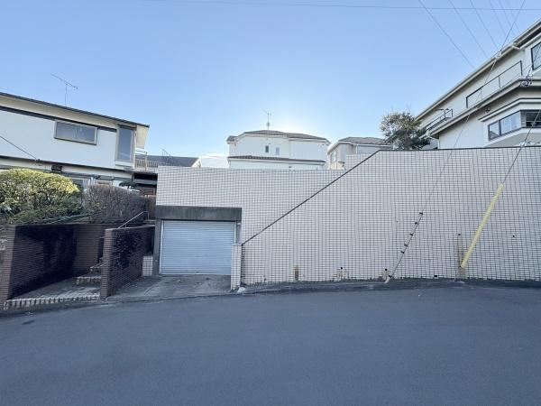 横浜市青葉区榎が丘の売地の前面道路含む現地写真