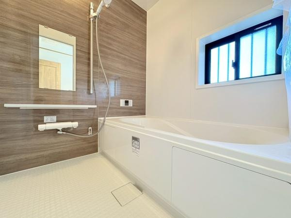 横浜市旭区中沢３丁目の新築一戸建の浴室|「くつろぎの贅沢バスタイム」 ゆったり足を伸ばせる、広々としたお風呂空間  一日の疲れを癒す、リラックスできるデザイン 心と体を温める、快適なバスタイム！