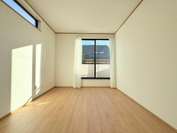 横浜市旭区中沢３丁目の新築一戸建の寝室|寝室６帖！バルコニー付きのお部屋で収納もございます！