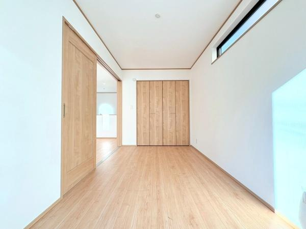 横浜市旭区中沢３丁目の新築一戸建の洋室|洋室5.6帖！リビングに繋がる洋室です。お庭に面しているお部屋になります。