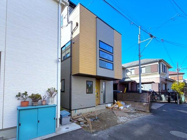 横浜市磯子区中浜町の新築一戸建の前面道路含む現地写真