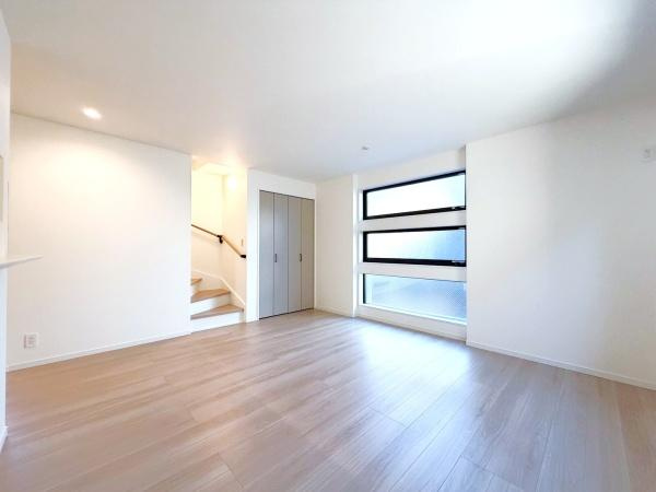 横浜市磯子区中浜町の新築一戸建の居間・リビング