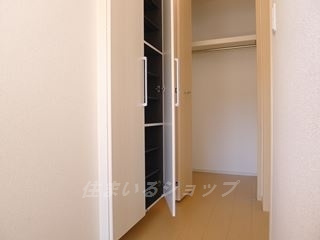 広島市安佐北区小河原町のアパートの玄関|ミラー付き大型シューズボックス