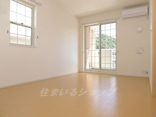 広島市安佐北区小河原町のアパートの居間・リビング|明るい角部屋、エアコン付き