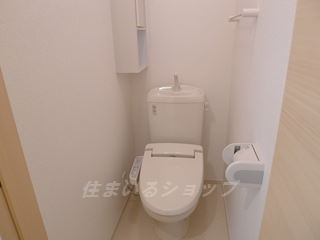 広島市安佐北区小河原町のアパートのトイレ|シャワートイレ・収納棚あり