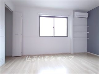 広島市安佐北区上深川町のアパートの寝室|寝室にもエアコンあり！