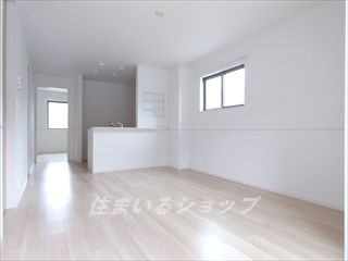 広島市安佐北区上深川町のアパートの居間・リビング|人気の対面キッチン