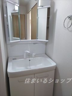 広島市安佐北区上深川町のアパートの洗面所|三面鏡付きシャンプードレッサー