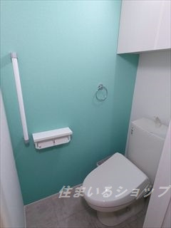 広島市安佐北区上深川町のアパートのトイレ|シャワートイレ・手すり・収納あり