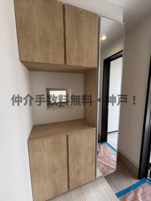 【玄関】 | 神戸市垂水区本多聞6丁目　新築戸建1号棟　仲介手数料無料！ | 収納もある玄関です