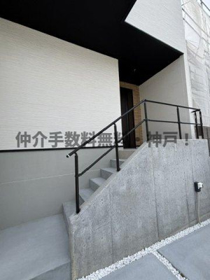 【玄関】 | 神戸市垂水区本多聞6丁目　新築戸建1号棟　仲介手数料無料！ | 落ち着いた玄関です