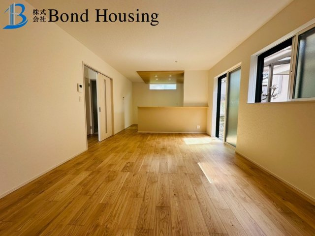 南向きバルコニー・周辺環境充実　神陵台　全2棟　2号棟の居間・リビング