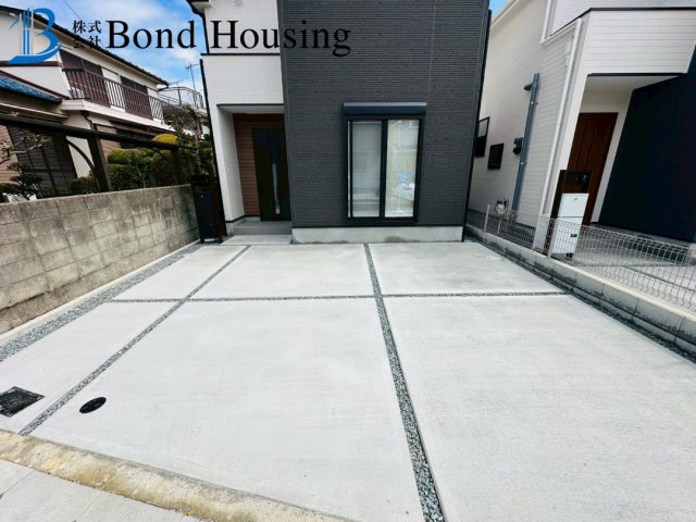 小中学校徒歩10分圏内・お車2台駐車可　神陵台　全2棟　1号棟の駐車場