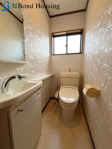 物件より海一望　大久保町江井島　中古戸建のトイレ