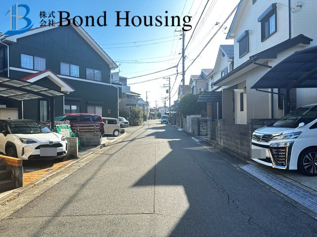 「並列2台駐車可」「日当たり良好」 魚住町清水 築25年の前面道路含む現地写真