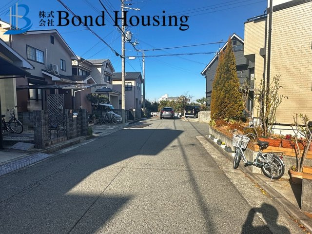 「並列2台駐車可」「日当たり良好」 魚住町清水 築25年の前面道路含む現地写真