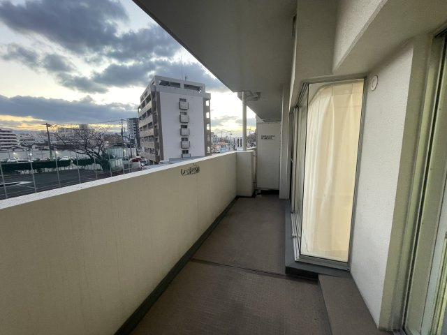 ロワールマンション・アール板付壱番館のバルコニー|バルコニーが広いので洗濯物が干しやすいですよ♪