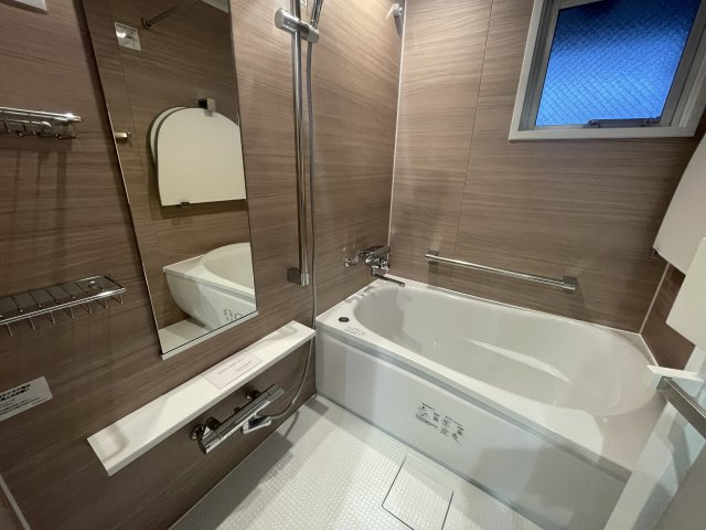 ロワールマンション・アール板付壱番館の浴室|浴室乾燥機付きなのでとても便利です☆浴室に窓があるのもうれしいポイントです♪