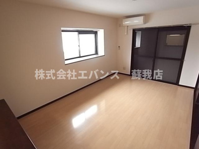 【寝室】 | エミネンスパティオ | 広くて明るい寝室